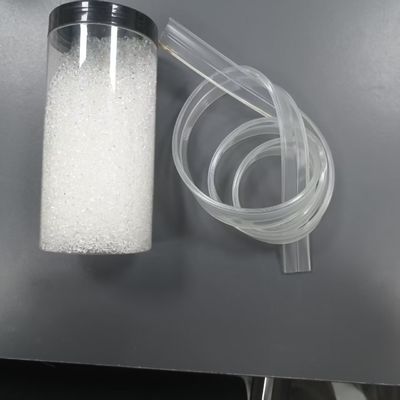 Hoge transparantie, snelle vormgeving, uitstekende taaiheid, milieuvriendelijke TPU-injectievorming of extrusie van kunststofdeeltjes, geschikt voor speelgoed voor huisdieren, overspringen van touwen, draden